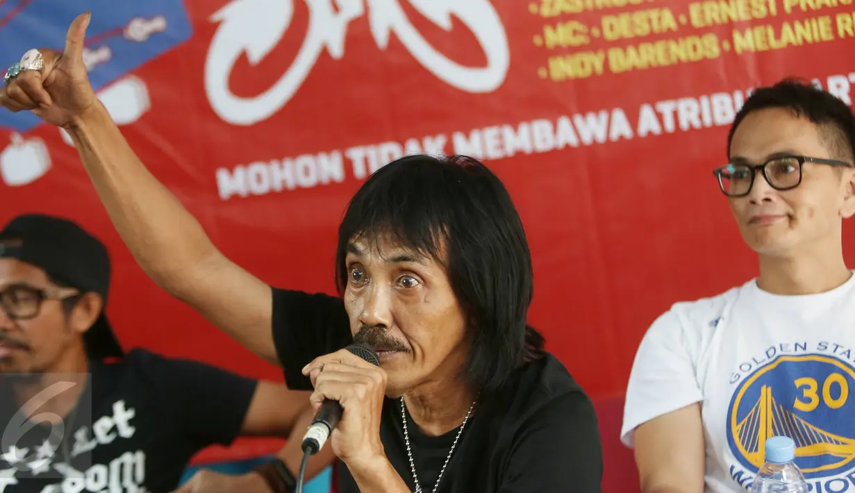 Personel Orkes Moral Pengantar Minum Racun memberi keterangan jelang konser bertajuk 'Gue2', Jakarta, Jumat (3/2). Dalam kampanye rakyat Ahok-Djarot, musisi papan atas Indonesia akan menggelar konser bertajuk #KonserGue2. (Liputan6.com/Immanuel Antonius)