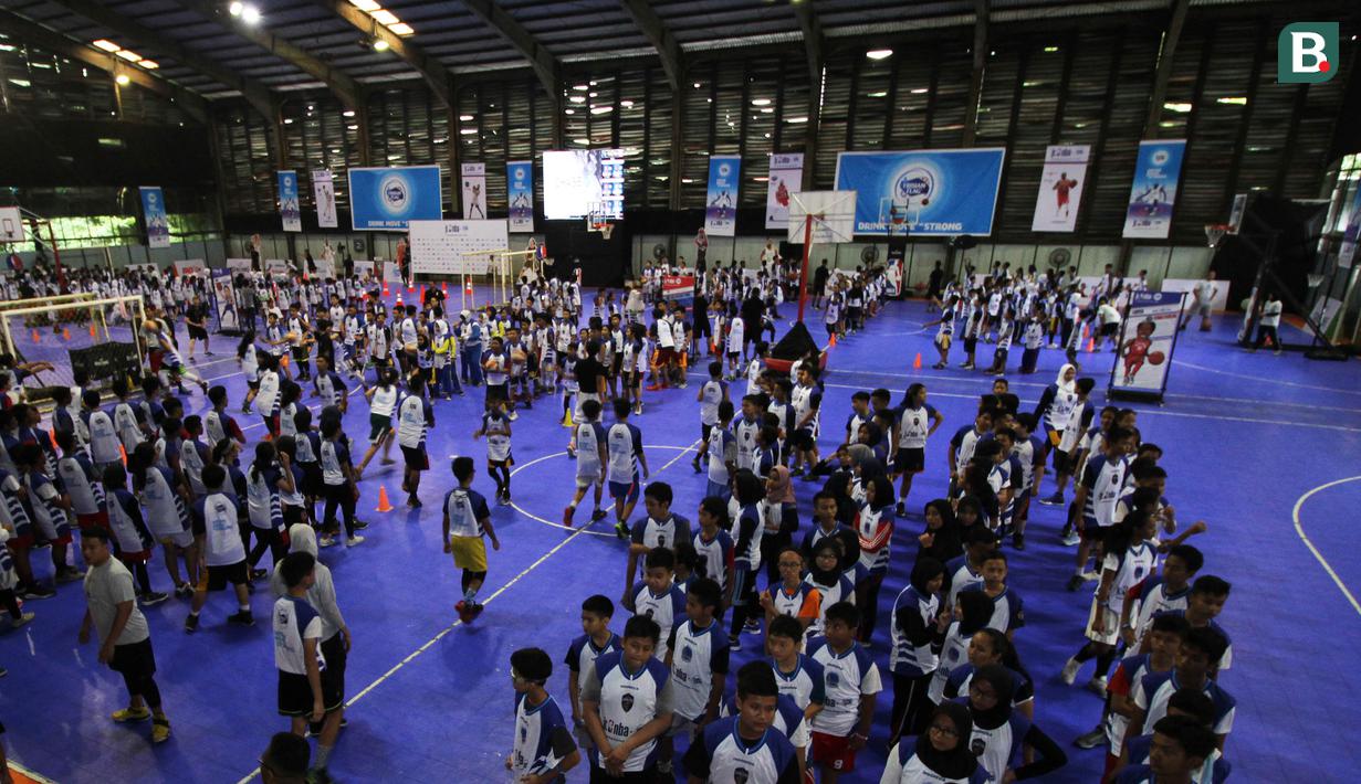 Sejumlah anak antusias saat mengikuti pelatihan basket oleh Jr NBA di Cilandak Sports Center, Jakarta, Sabtu (24/3/2018). Jr NBA program pembinaan global memperkenalkan basket kepada anak-anak. (Bola.com/Asprilla Dwi Adha)