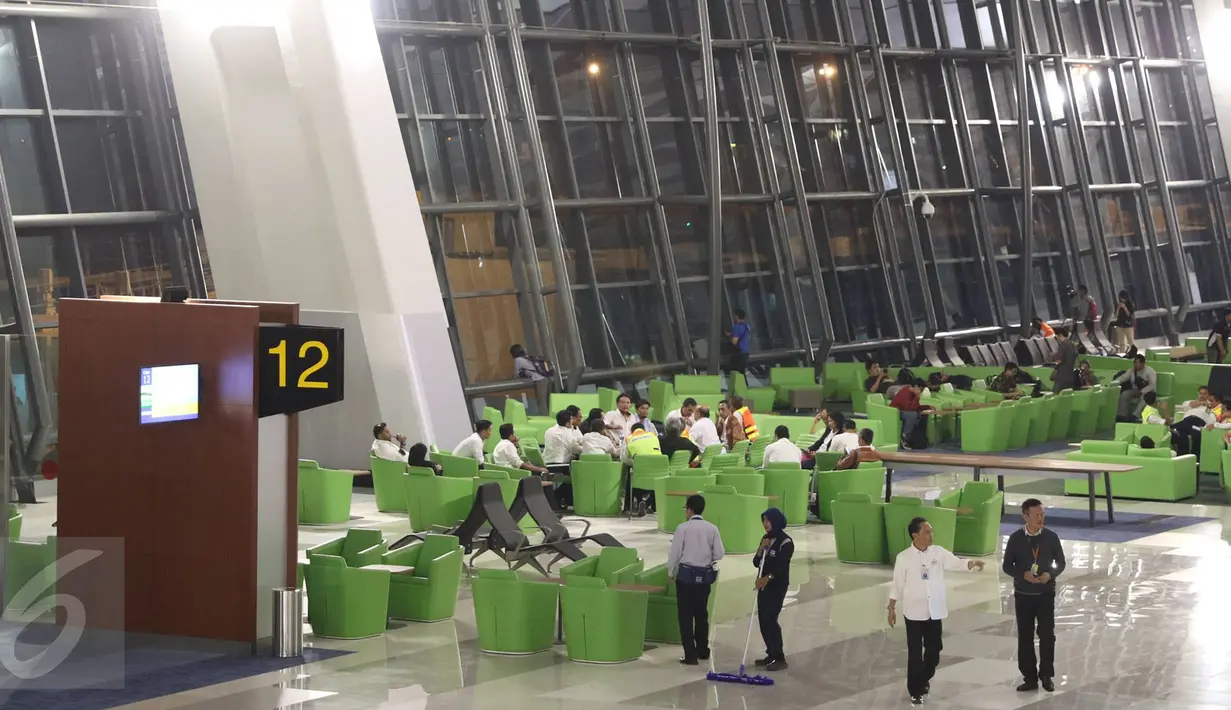 Aktivitas pekerja dan calon penumpang di ruang tunggu Terminal 3 Ultimate, Bandara Soekarno-Hatta, Tangerang, Banten, Selasa (9/8). Seperti diketahui sekitar pukul 00.01 WIB, terminal 3 resmi beroperasi. (Liputan6.com/Immanuel Antonius)