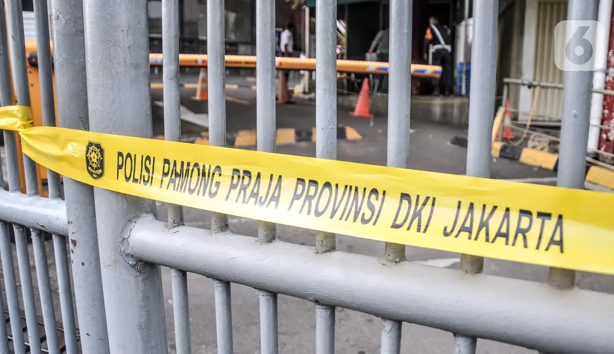 Garis Satpol PP Provinsi DKI Jakarta terpasang di pintu masuk Plaza Kenari Mas yang tutup, Jakarta, Rabu (7/7/2021). Satgas COVID-19 DKI Jakarta menutup Plaza Kenari Mas setelah melanggar aturan dengan tetap beroperasi pada masa PPKM Darurat sehingga memicu kerumunan. (merdeka.com/Iqbal S. Nugroho)