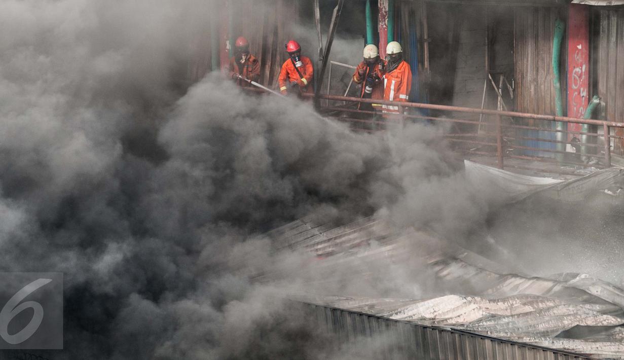 Petugas pemadam kebakaran berusaha memadamkan api yang membakar kios di bangunan Blok I dan Blok II Pasar Senen di Jakarta, Kamis (19/1). Kebakaran di Pasar Senen tersebut dilaporkan terjadi sekitar pukul 04.43 WIB. (Liputan6.com/Gempur M Surya)