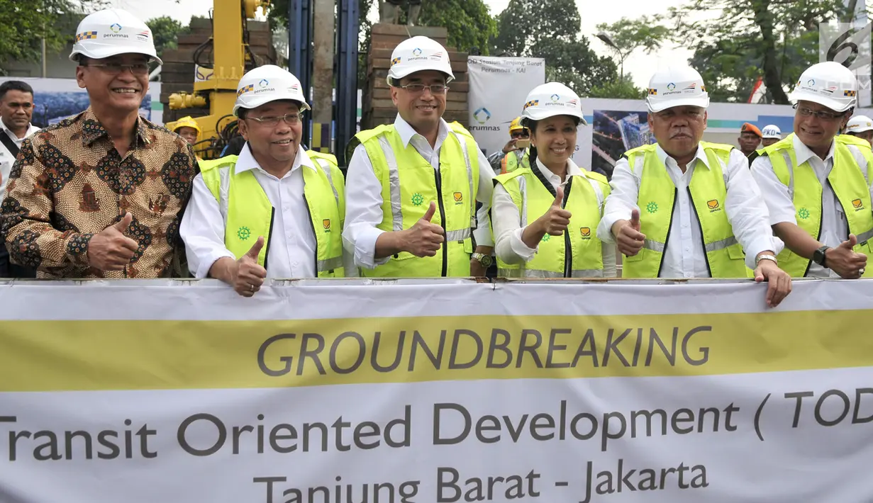 Menhub Budi Karya Sumadi (ketiga kiri), Menteri BUMN Rini Soemarno (ketiga kanan), Menteri PUPR Basuki Hadimuljono (kedua kanan) berfoto bersama saat meresmikan pembangunan proyek rumah susun di Jakarta, Selasa (15/8). (Liputan6.com/Yoppy Renato)
