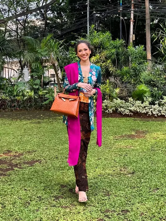 Ingin menambahkan kesan fresh and vibrant? Bisa pilih kebaya kutubaru motif floral dan selendang fuchsia seperti looks BCL satu ini. [@itsmebcl]