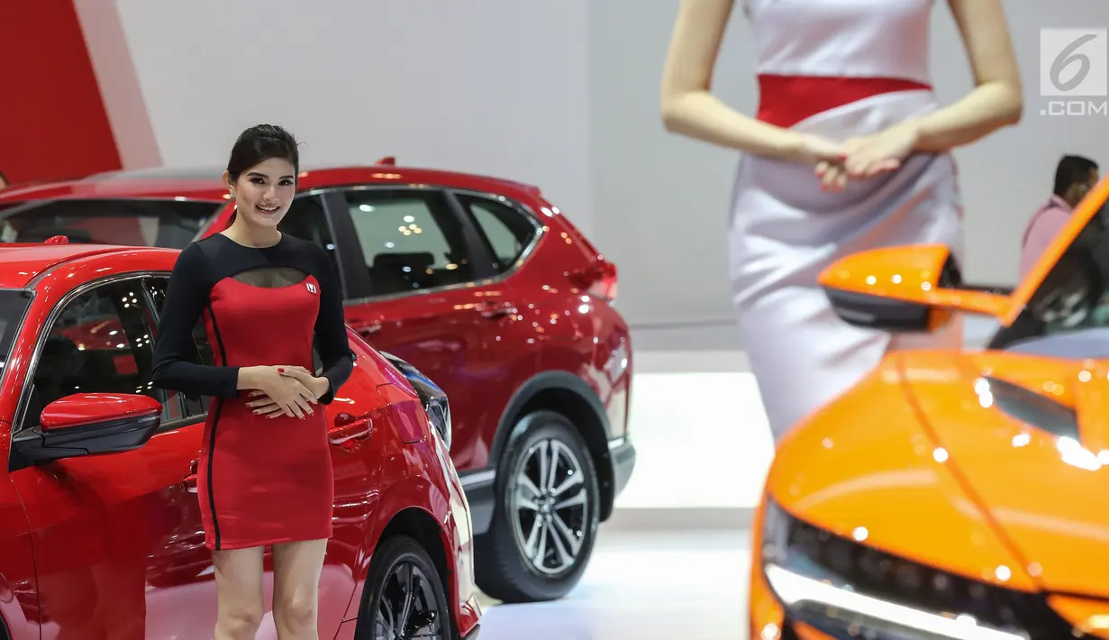 Model tersenyum saat hiasi stan pameran GAIKINDO Indonesia International Auto Show (GIIAS) 2019 di ICE BSD, Tangerang, Kamis (18/9/2019). GIIAS 2019 ke-27 mengusung tema Future in Motion di buka Wapres RI Jusuf Kalla di ICE BSD, Tangerang. (Liputan6.com/Fery Pradolo)