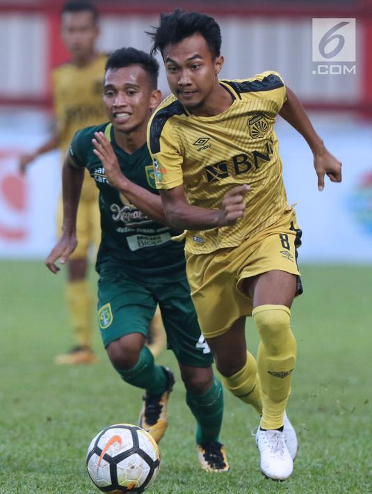 Pemain Bhayangkara FC, M Hargianto (kanan) berebut dengan pemain Persebaya, Irfan Jaya pada lanjutan Go-Jek Liga 1 Indonesia bersama Bukalapak di Lapangan PTIK, Jakarta, Rabu (11/7). Laga berakhir imbang. (Liputan6.com/Helmi Fthriansyah)