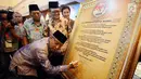 Ketua Umum PBNU KH Said Aqil Siradj menandatangani Deklarasi Lintas Agama sekaligus membuka acara Sarasehan Lintas Agama Merawat Kebhinekaan di Gedung PBNU, Jakarta, Rabu (27/9). (Liputan6.com/Johan Tallo)