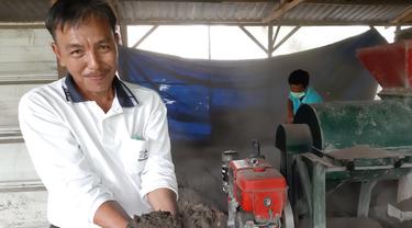 Alex Sapirman yang berbisnis pupuk kompos di Perawang, Riau.