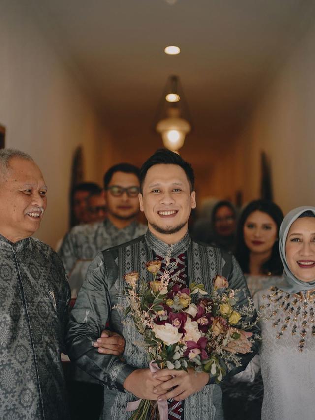 6 Potret Tampan Sandy Nasution, Suami Dian Pelangi