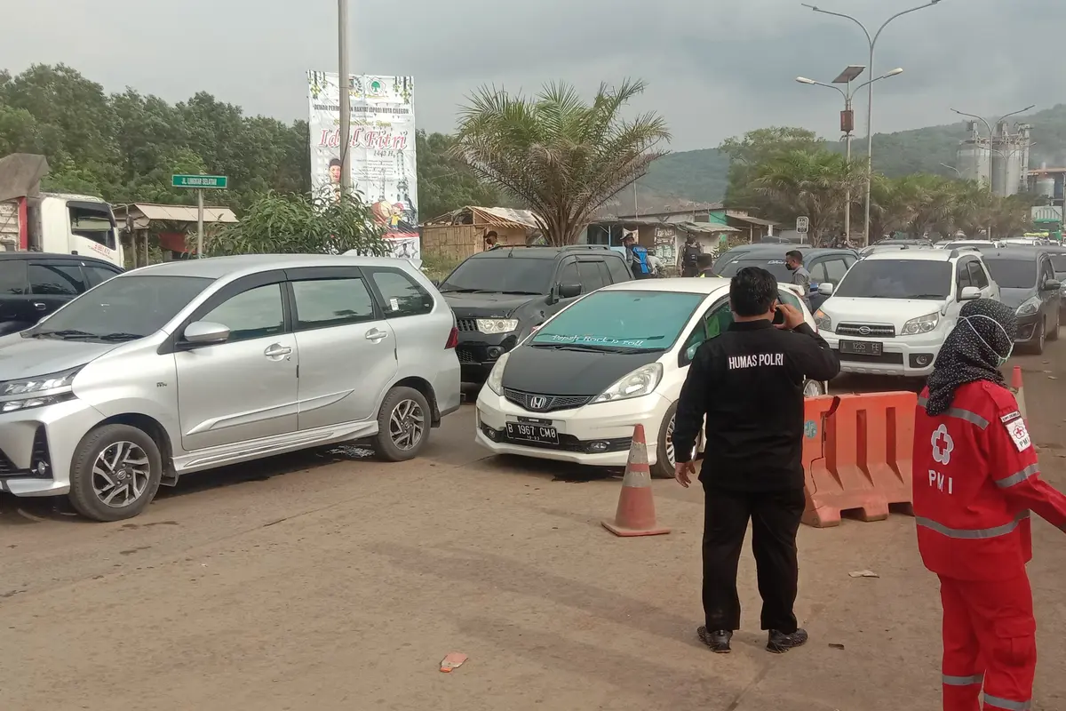 Suasana kendaraan wisatawan memadati jalan menuju kawasan Anyer