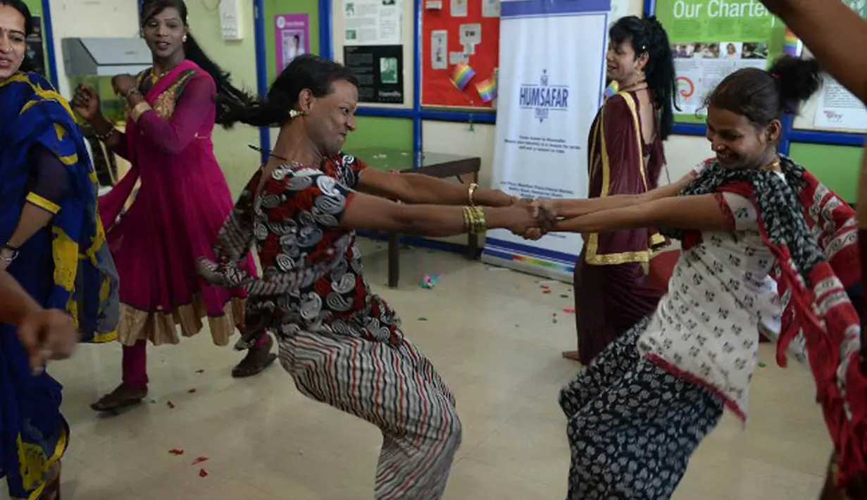 Para Waria di India menari sebagai luapan kebahagiaan atas keputusan pengadilan yang sekaligus mengakhiri diskriminasi atas kaum transgender (AFP PHOTO/PUNIT PARANJPE)
