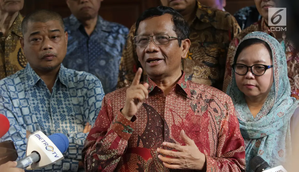 Mahfud MD (tengah) bersama para tokoh Gerakan Suluh Kebangsaan memberi keterangan usai melakukan pertemuan dengan Presiden RI kelima, Megawati Soekarnoputri di Jakarta, Jumat (17/5/2019). Pertemuan berlangsung tertutup. (Liputan6.com/Helmi Fithriansyah)