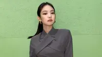 Tampil dengan setelan berwarna abu-abu, gaya casual wanita kelahiran 16 Januari 1996 terlihat begitu menawan. Dengan tatanan rambut ponytail, penampilan Jennie berhasil tuai pujian netizen. (Liputan6.com/IG/@jennierubyjane)