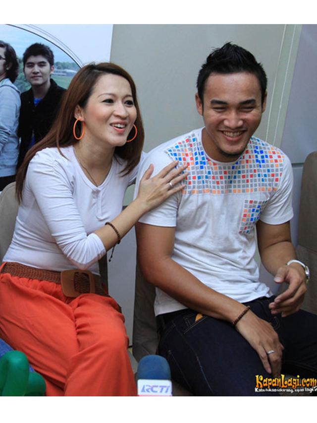 Suami 7 Tahun Lebih Muda, Ini 6 Potret Lawas Okie Agustina dan Gunawan Dwi Cahyo