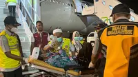 Kedatangan kelompok terbang (kloter) 8 jemaah haji di Bandara Internasional Sultan Aji Muhammad Sulaiman Sepinggan Balikpapan. (Arief/Liputan6.com)