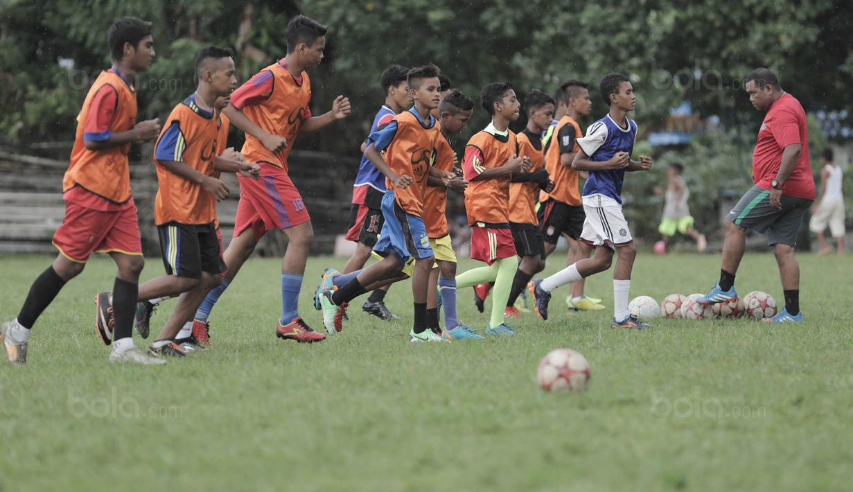Latihan 12 anak SSB itu dipimpin oleh Sani Tawainella yang merupakan pelatih dari SSB Tulehu Putra. (Bola.com/Peksi Cahyo)