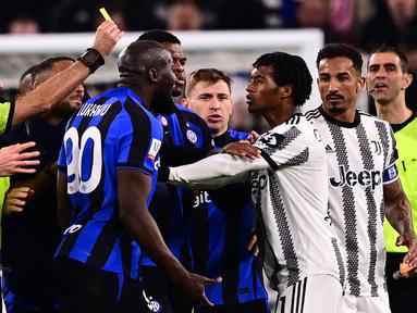 Laga panas tersaji saat Juventus bentrok dengan Inter Milan pada laga leg pertama semifinal Coppa Italia 2022/2023 di Allianz Stadium, Turin, Rabu (5/4/2023) dini hari WIB. Dalam laga yang berkseudahan 1-1, tiga kartu merah keluar dari saku wasit Davide Massa di penghujung laga, dua untuk kubu Inter Milan Romelu Lukaku dan kiper Samir Handanovic, serta untuk Juan Cuadrado di kubu Juventus. Juventus unggul terlebih dahulu lewat gol Juan Cuadrado pada menit ke-83. Namun kemenangan yang sudah di depan mata akhirnya buyar oleh gol telat Romelu Lukaku via eksekusi penalti di masa injury time. (AFP/Marco Bertorello)