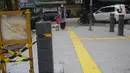 Pejalan kaki melintas di atas trotoar di kawasan Senopati, Kebayoran Baru, Jakarta, Rabu (15/9/2021). Pemprov DKI Jakarta melalui Dinas Bina Marga merevitalisasi 10 ruas jalan di lima wilayah kota adminsitrasi Jakarta sampai akhir tahun 2021. (Liputan6.com/Herman Zakharia)
