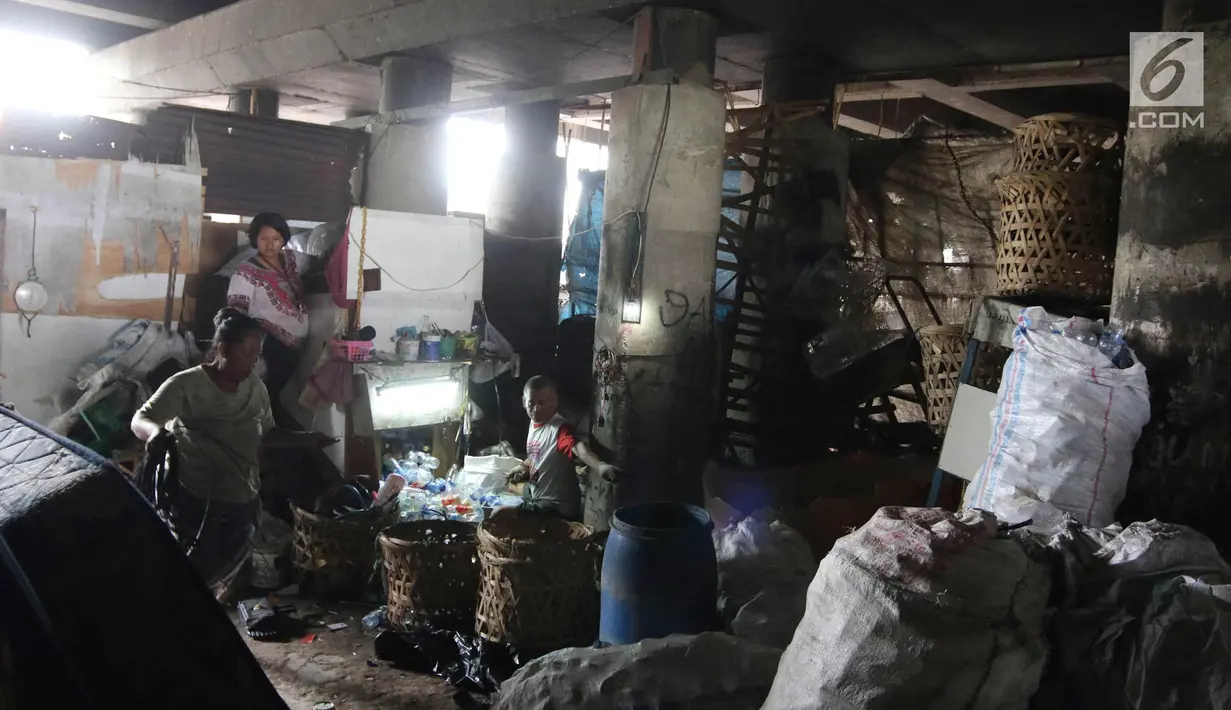 Warga beraktivitas di permukiman kolong Jalan Tol Pelabuhan, Tanjung Priok, Jakarta, Senin (23/4). Mahalnya harga hunian di Ibu Kota membuat mereka tinggal di kawasan tersebut meski dengan kondisi lingkungan kumuh dan kotor. (Liputan6.com/Arya Manggala)