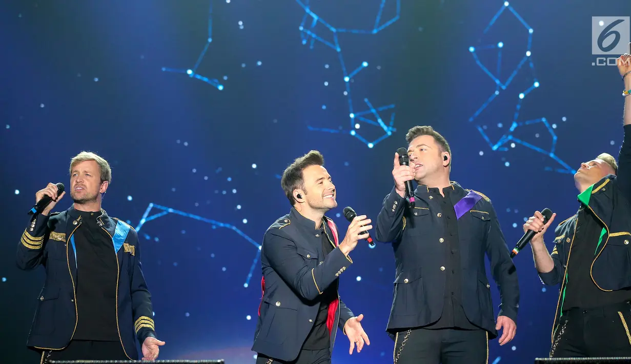 Personel Westlife tampil dalam konser "Westlife - TheTwentyTour 2019" di ICE BSD, Tangerang, Selasa (6/8/2019). Konser ditutup dengan rangkaian lagu You Raise Me Up, Flying Without Wings, dan World of Our Own. (Liputan6.com/Fery Pradolo)