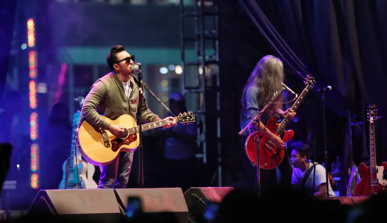 Dari atas panggung, pria yang identik dengan kacamata hitamnya mengatakan akan memabawakan lagu yang akan menjadi single baru mereka. lagu tersebut menceritakan seseorang yang hijrah ke arah yang lebih baik.  (Adrian Putra/Bintang.com)