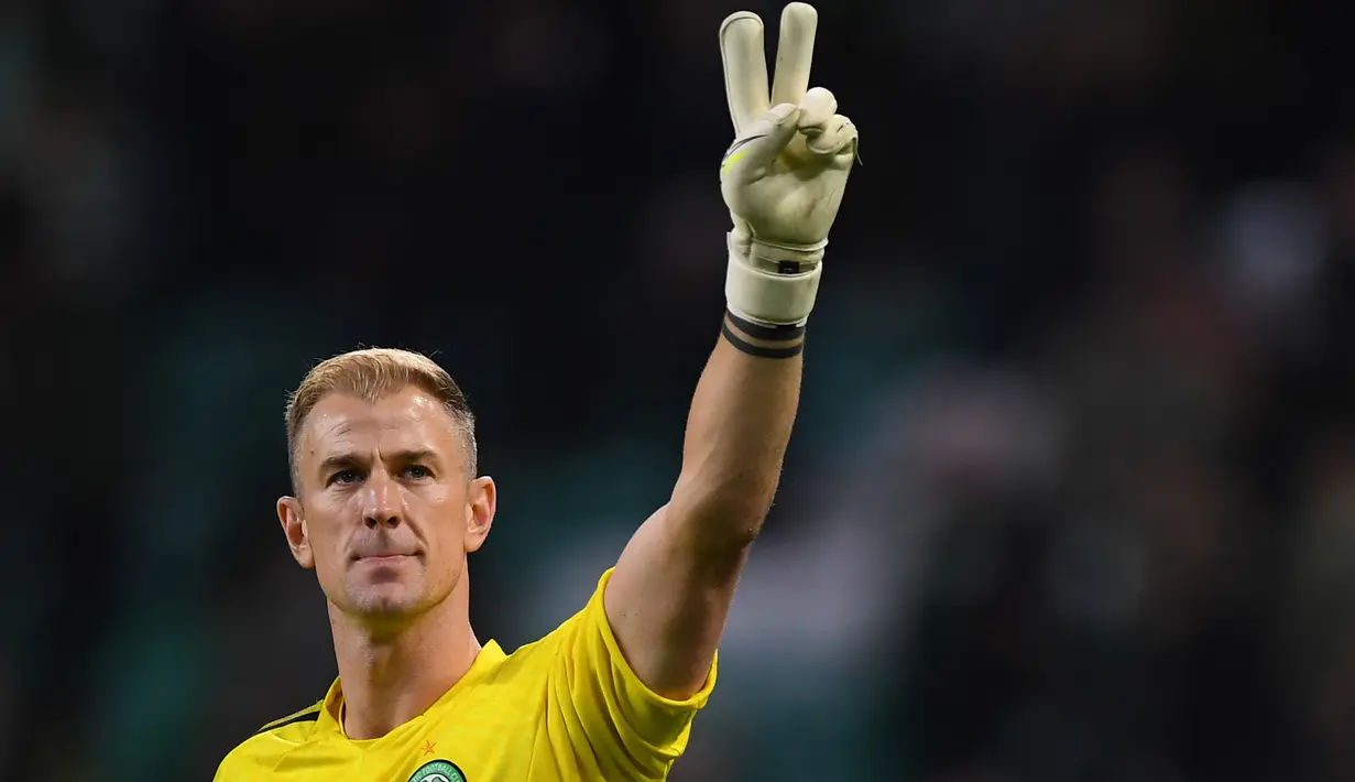 Joe Hart setelah berakhirnya laga Grup F Liga Champions 2022/2023 menghadapi Real Madrid di Celtic Park Stadium, Glasgow (6/9/2022). Kiper asal Inggris yang sejak awal musim 2021/2022 membela Glasgow Celtic ini memiliki keahlian lain pada cabor kriket. Tidak main-main, pada 2007 ia merambah karier profesionalnya di cabor kriket dengan bergabung bersama Shrewsbury yang berkompetisi di Birmingham League Premier Division. Dengan alasan ingin lebih fokus ke sepak bola, ia hanya menjalani karier kriketnya selama dua tahun. (AFP/Andy Buchanan)