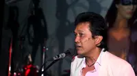 "Lagu ini kan umurnya udah 30 tahun, mereka bisa bawa dengan bagus dan dinikmati oleh anak-anak muda. Message sampai ke pendegar, trik nyanyi sampaikan ke pendengar," tukas Oddie. (Andy Masela/Bintang.com))