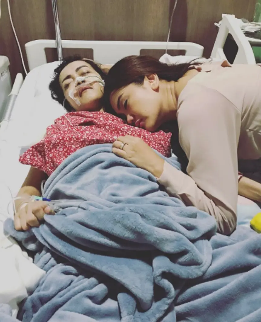 Kondisi terbaru Julia Perez, sudah banyak dibantu alat. (instagram @anggitheperez)