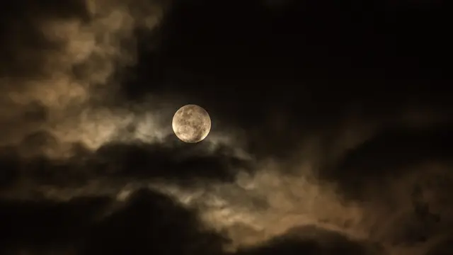 Ilustrasi bulan di malam hari