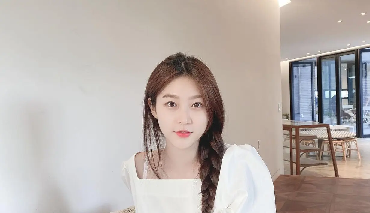 Messy look lainnya dari seorang Kim Sae Ron adalah dengan menata rambutnya dengan kepang. Hanya mengepang bagian bawah rambut yang disebut messy braided, Kim Sae Ron dengan effortless mengenakan square neck shirt berwarna putih.