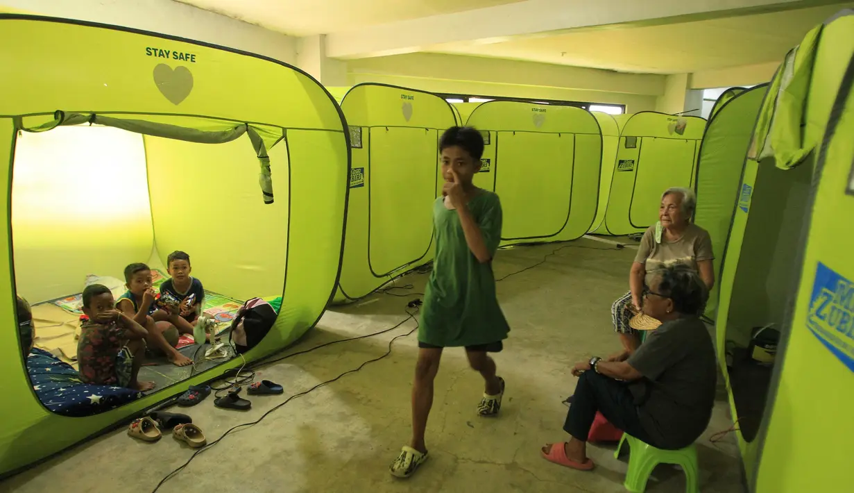 Sekitar 255 ribu orang telah dievakuasi dari rumah mereka yang terletak di daerah yang paling rentan terkena terjangan Topan Super Man-yi. (CHARISM SAYAT/AFP)