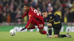 Pemain Liverpool, Rhian Brewster, terjatuh saat berebut bola dengan pemain Arsenal, Lucas Torreira, pada laga Piala Liga Inggris 2019 di Stadion Anfield, Rabu (30/10). Liverpool menang adu penalti atas Arsenal dengan skor 5-4. (AP/Jon Super)