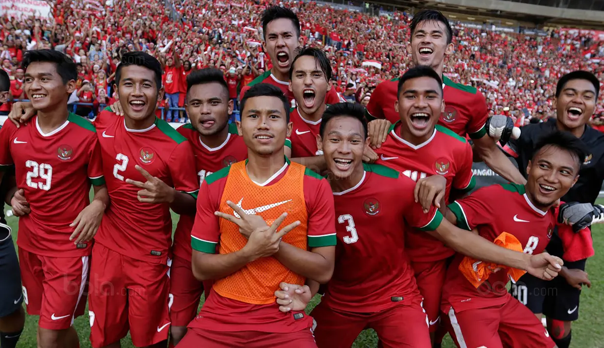 Para pemain timnas Indonesia merayakan kemenangan atas Kamboja di Stadion Shah Alam, Selangor, Kamis, (24/8/2017). Indonesia menang 2-0 atas Kamboja. (Bola.com/Vitalis Yogi Trisna)