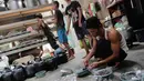 Setelah adonan dodol matang, seorang pekerja memasukkan dodol ke dalam cetakan, Jakarta, (16/7/14) (Liputan6.com/ Faizal Fanani)