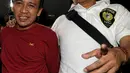Polisi menjemput tersangka S dari lapas Cirebon menuju kantor Tindak Pidana Narkoba Mabes Polri, Cawang, Jakarta, Senin (3/8/2015). S merupakan pemasok narkoba untuk Reza Prawiro yang sebelumnya tertangkap saat pesta narkoba. (Liputan6.com/Yoppy Renato)