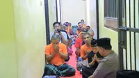 Kapolres Berau AKBP Sindhu Brahmarya saat berbuka puasa dengan tahanan di ruang tahanan Polres Berau, Kamis (19/4/2-23).