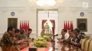 Presiden Joko Widodo (Jokowi) menerima kedatangan Badan Pemeriksan Keuangan (BPK) di Istana Merdeka, Jakarta, Kamis (19/9/2019). BPK menyerahkan Laporan Hasil Pemeriksaan (LHP) dan Ikhtisar Hasil Pemeriksaan Semester (IHPS) periode semester I/2019 kepada Presiden Jokowi. (Liputan6.com/Angga Yuniar)
