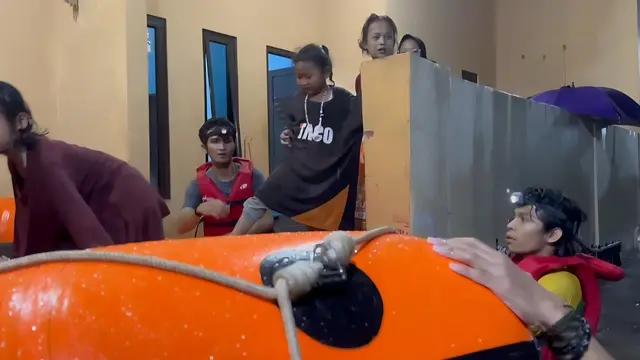 Sejumlah anak dilakukan evakuasi usai terjebak banjir di Depok.