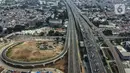 Pandangan udara Off Ramp Jatiwaringin Tol Becakayu yang mulai beroperasi, Selasa (25/10/2022). Kepala Dishub DKI Jakarta Syafrin Liputo mengungkapkan rekayasa lalu lintas dilakukan karena Off Ramp Jatiwaringin Tol Becakayu mulai beroperasi yang berlangsung hingga 4 November mendatang. (merdeka.com/Iqbal S. Nugroho)