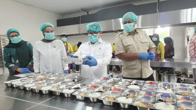 Menteri Bidang Pemberdayaan Masyarakat, Abdul Muhaimin Iskandar mengecek makanan program MBG di Dapur SPPG BUMDes Tridadi Makmur, Sleman.