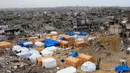 Minimnya bantuan tenda perlindungan menyebabkan ribuan keluarga terpaksa tidur di tempat terbuka di tengah cuaca dingin. (Bashar TALEB/AFP)