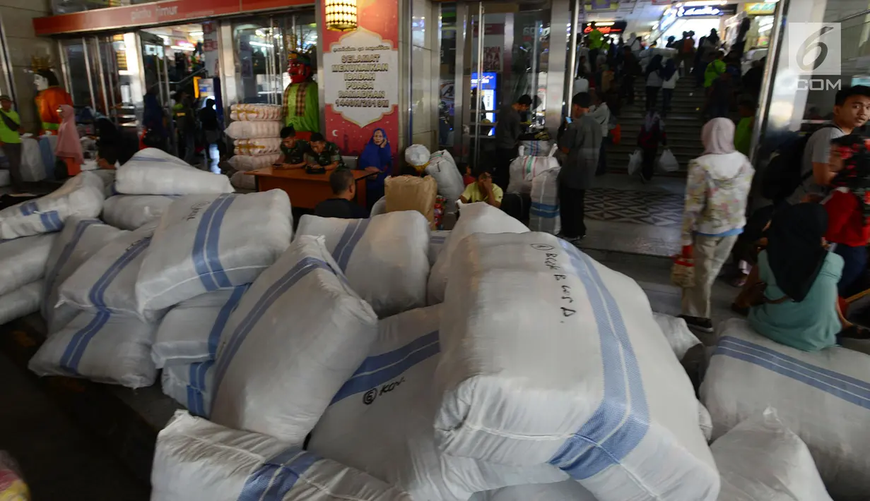 Sejumlah karung terlihat di lobi Pasar Tanah Abang, Jakarta, Sabtu (25/5/2019). Pasca Aksi 22 Mei 2019 kawasan pasar Tanah Abang mulai kembali normal. (merdeka.com/Imam Buhori)