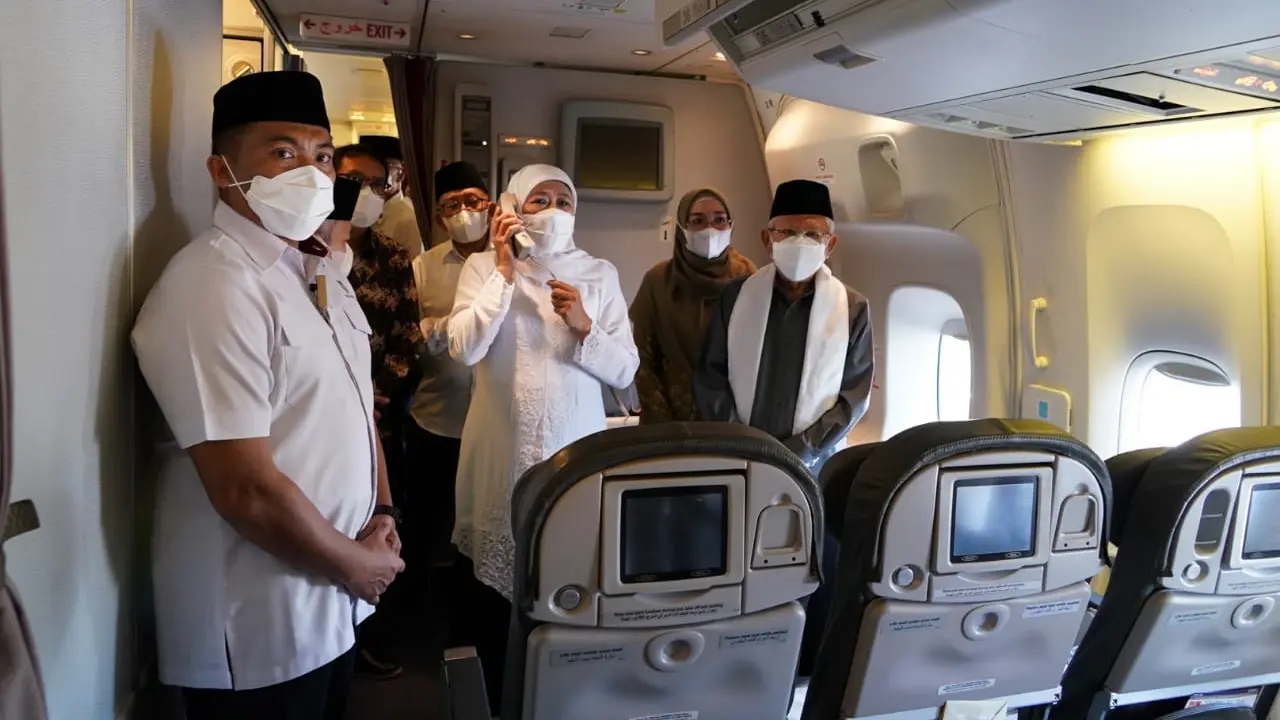 Gubernur Jatim Khofifah Indar Parawansa saat melepas jemaah haji dari Jatim. (Dian Kurniawan/Liputan6.com)