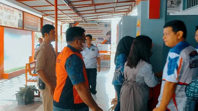Salah satu tersangka korupsi SPPD Fiktif Kuansing saat digiring ke mobil tahanan.