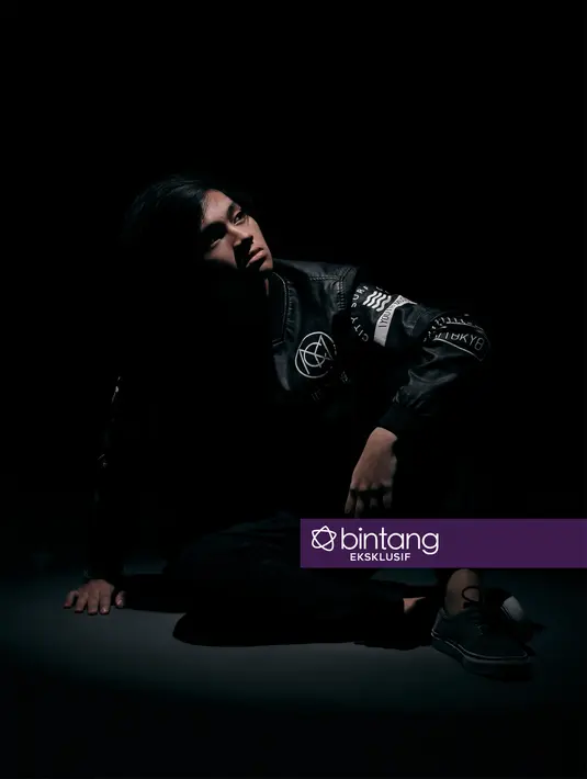 "Cepet, kalo ngomong soal nulis lagunya itu di kamar mandi. Selalu bawa hape kan, langsung direcord. Mungkin 10 menit kali, apa yang ada di otak aja sih, terus dicatet langsung hubungin Kak Deni Indrajaya untuk bikin musiknya," ujarnya. 