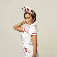 Sebelum memutuskan untuk menutup auratnya, Nikita Mirzani terlebih dulu akan memperbaiki sikabnya terlebih dulu. Ia tak mau buru-buru mengenakan hijab jika nantinya terpaksa melepas lagi. (Nurwahyunan/Bintang.com)