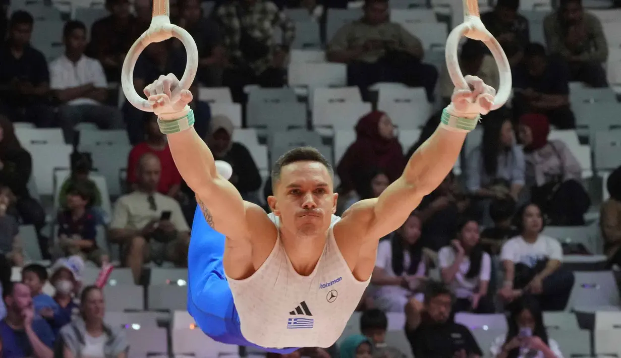 Kejuaraan Dunia Senam Artistik 2025 menjadi sejarah baru karena untuk pertama kalinya kejuaraan dunia dilangsungkan di negara Asia Tenggara. Tampak dalam foto, Eleftherios Petrounias dari Yunani berkompetisi di alat cincin saat Kejuaraan Dunia Senam Artistik ke-53 di Jakarta, Minggu 19 Oktober 2025. (AP Photo/Achmad Ibrahim)