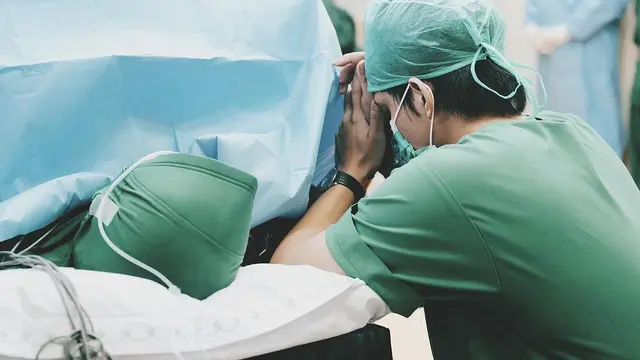 7 Potret Atta Halilintar Jadi Ayah Siaga, Selalu Temani Aurel Hermansyah saat Melahirkan