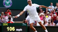 Aksi petenis Swiss, Roger Federer, pada pertandingan babak pertama Grand Slam Wimbledon, Selasa (4/7/2017). (EPA/Nic Bothma)