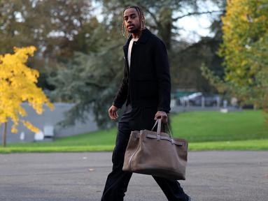 Penyerang Prancis, Bradely Barcola tiba di Clairefontaine-en-Yvelines pada 11 November 2024. (FRANCK FIFE/AFP)