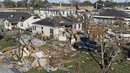 Pemandangan dari udara ini menunjukkan kerusakan akibat tornado di rumah Harris di Tita Street di Algiers, sebuah lingkungan di New Orleans, Kamis (15/12/2022). Ribuan orang di Louisiana kehilangan aliran listrik usai terjangan badai. (David Grunfeld/The Times-Picayune/The New Orleans Advocate via AP)